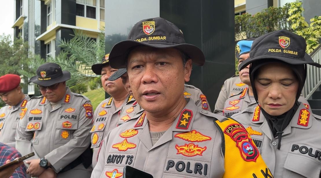 polda-sumbar-datangkan-29-tangki-air-dari-riau,-atasi-krisis-air-bersih-di-3-daerah