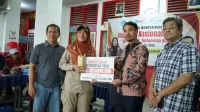 keluarga-dwi-soetjipto-serahkan-bantuan-untuk-warga-terdampak-banjir-di-kecamatan-pauh