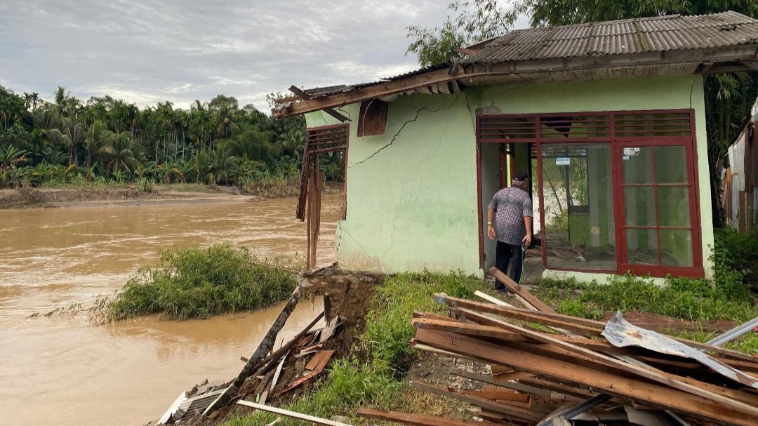 derita-warga-komplek-palapa-saiyo,-tujuh-rumah-ambruk-ditelan-derasnya-luapan-air-batang-anai