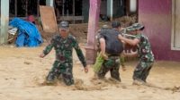 aksi-heroik-prajurit-yonif-133/yudha-sakti,-terobos-arus-banjir-demi-selamatkan-warga-di-batu-busuk