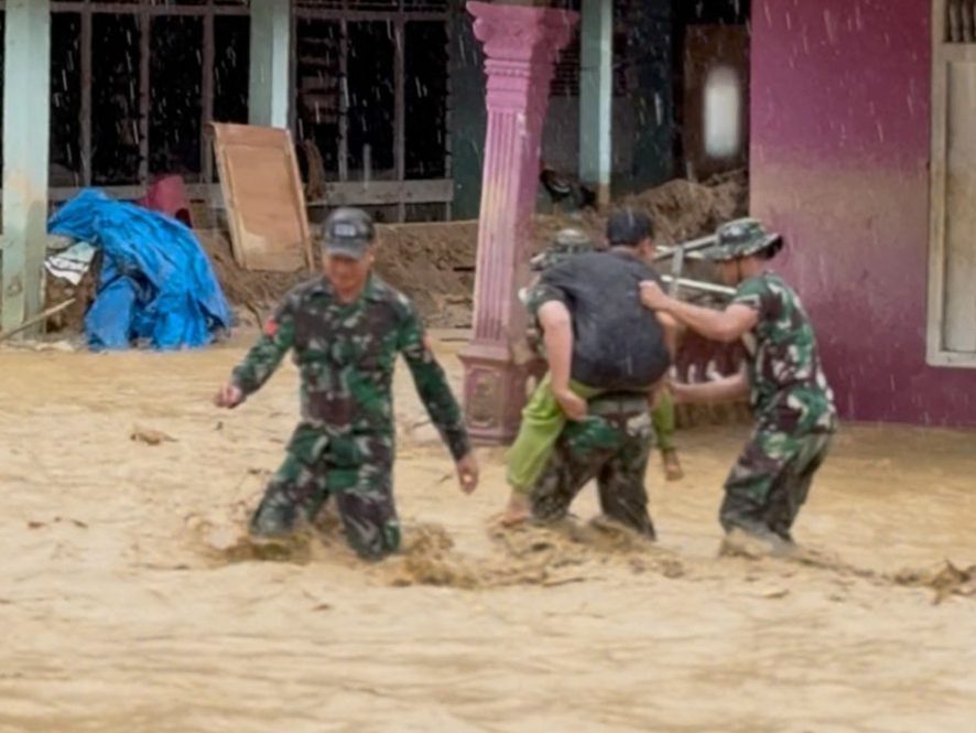 aksi-heroik-prajurit-yonif-133/yudha-sakti,-terobos-arus-banjir-demi-selamatkan-warga-di-batu-busuk