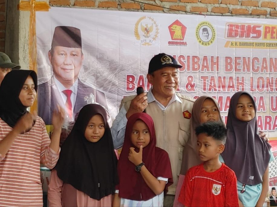 anggota-dpr-ri-bambang-haryo-soekartono-kunjungi-korban-banjir-bandang-di-agam