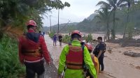 mrt-dan-trc-semen-padang-evakuasi-11-warga-terjebak-banjir-di-batu-busuk