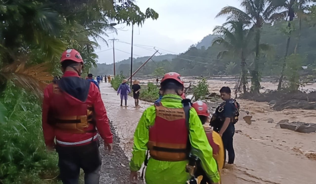 mrt-dan-trc-semen-padang-evakuasi-11-warga-terjebak-banjir-di-batu-busuk
