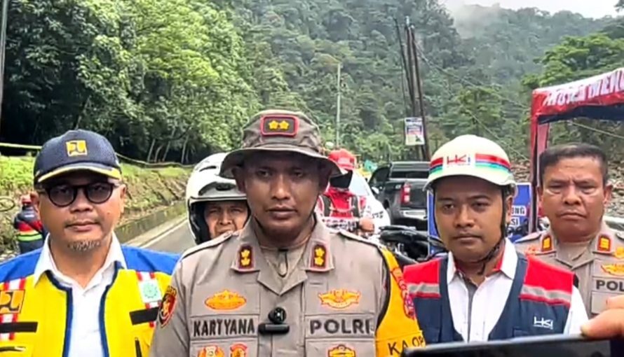 sempat-terputus,-jalur-utama-lembah-anai-padang-bukittinggi-diuji-coba-selama-6-hari