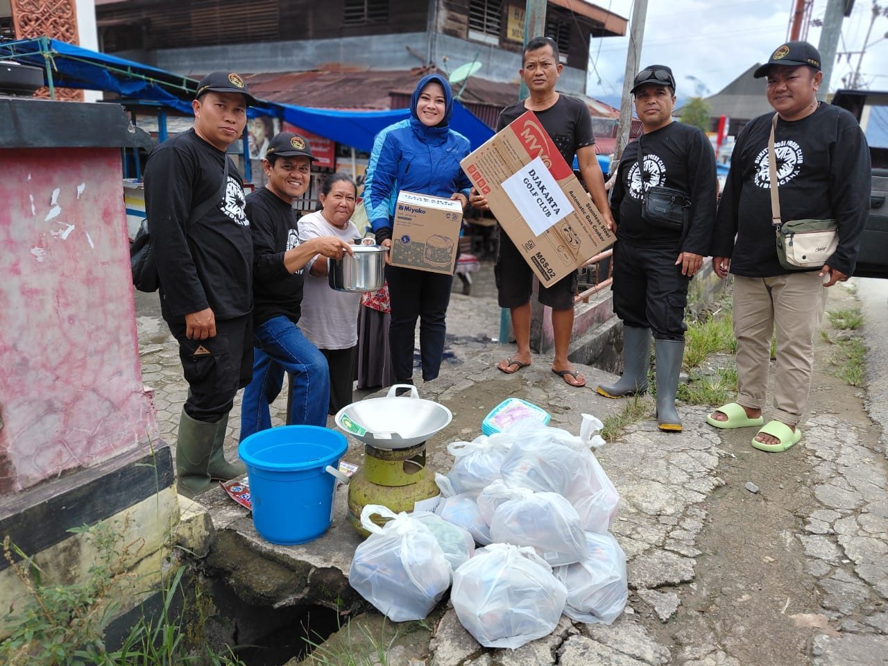 bukittinggi-press-club-salurkan-bantuan-bagi-korban-bencana-alam-di-agam