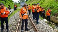 tingkatkan-keselamatan-operasional-kereta-api-jelang-nataru,-kai-divre-ii-sumbar-lakukan-pemeriksaan-lintas