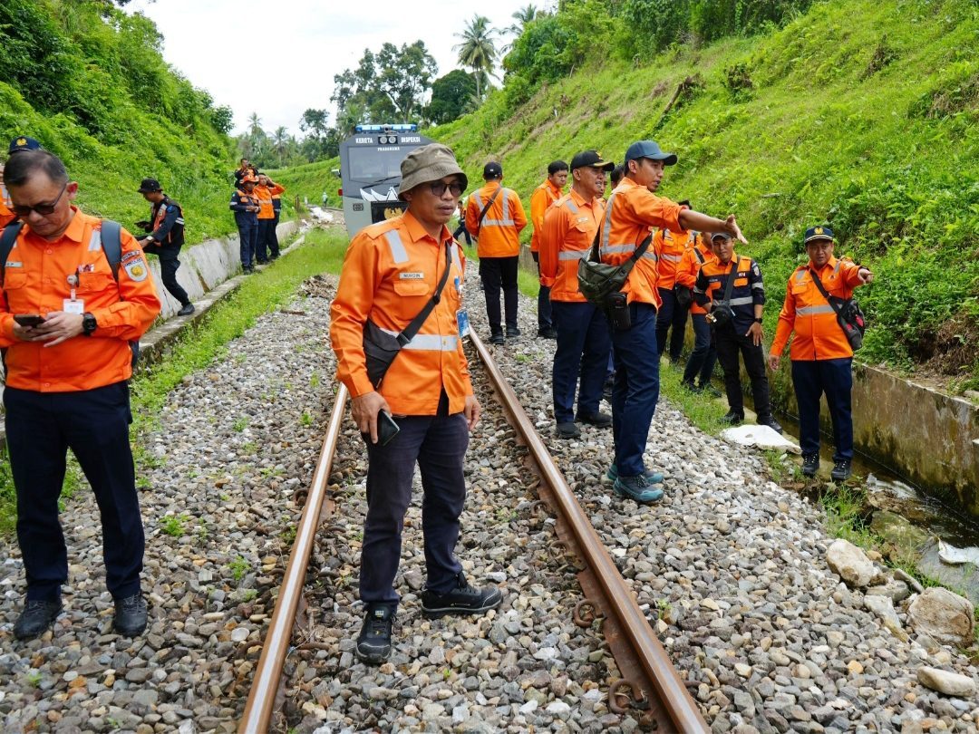 tingkatkan-keselamatan-operasional-kereta-api-jelang-nataru,-kai-divre-ii-sumbar-lakukan-pemeriksaan-lintas