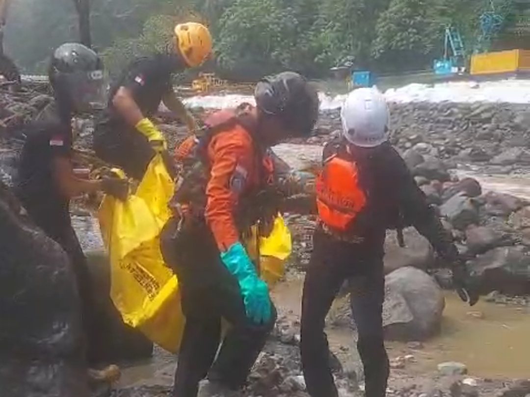 satu-jenazah-diduga-korban-galodo-di-jembatan-kembar-padang-panjang-ditemukan