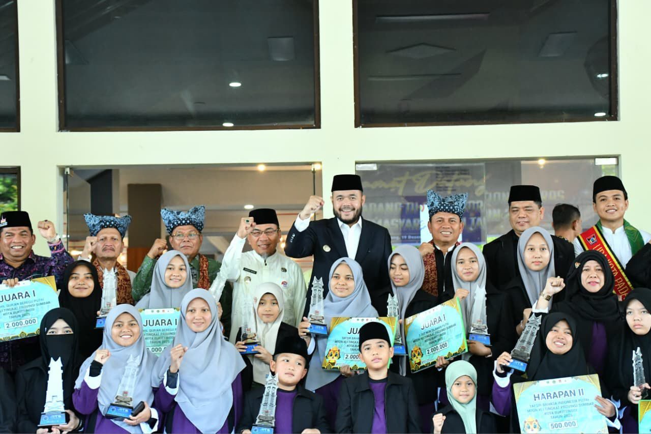 wali-kota-padang-serahkan-reward-rp803-juta-untuk-kafilah-berprestasi-di-mtqn-ke-41