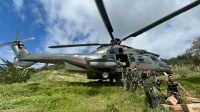 tembus-lereng-bukit-demi-kemanusiaan,-helikopter-caracal-tni-au-salurkan-2,3-ton-logistik-ke-nagari-terisolir-di-pesisir-selatan