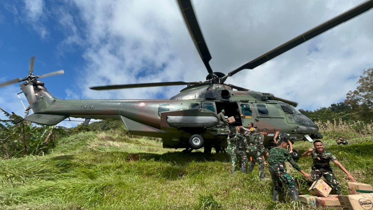tembus-lereng-bukit-demi-kemanusiaan,-helikopter-caracal-tni-au-salurkan-2,3-ton-logistik-ke-nagari-terisolir-di-pesisir-selatan