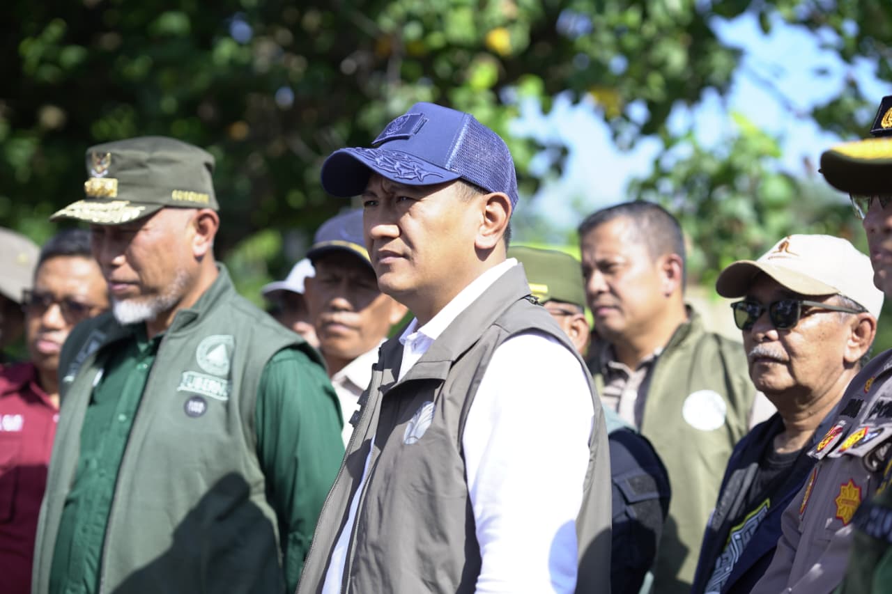 gubernur-sumbar-pimpin-gotong-royong-pulihkan-pantai-morgan-pasca-bencana gubernur-sumbar-pimpin-gotong-royong-pulihkan-pantai-morgan-pasca-bencana