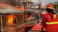 kerugian-capai-rp-1-miliar,-kebakaran-hebat-hanguskan-9-toko-di-simpang-cendrawasih-padang