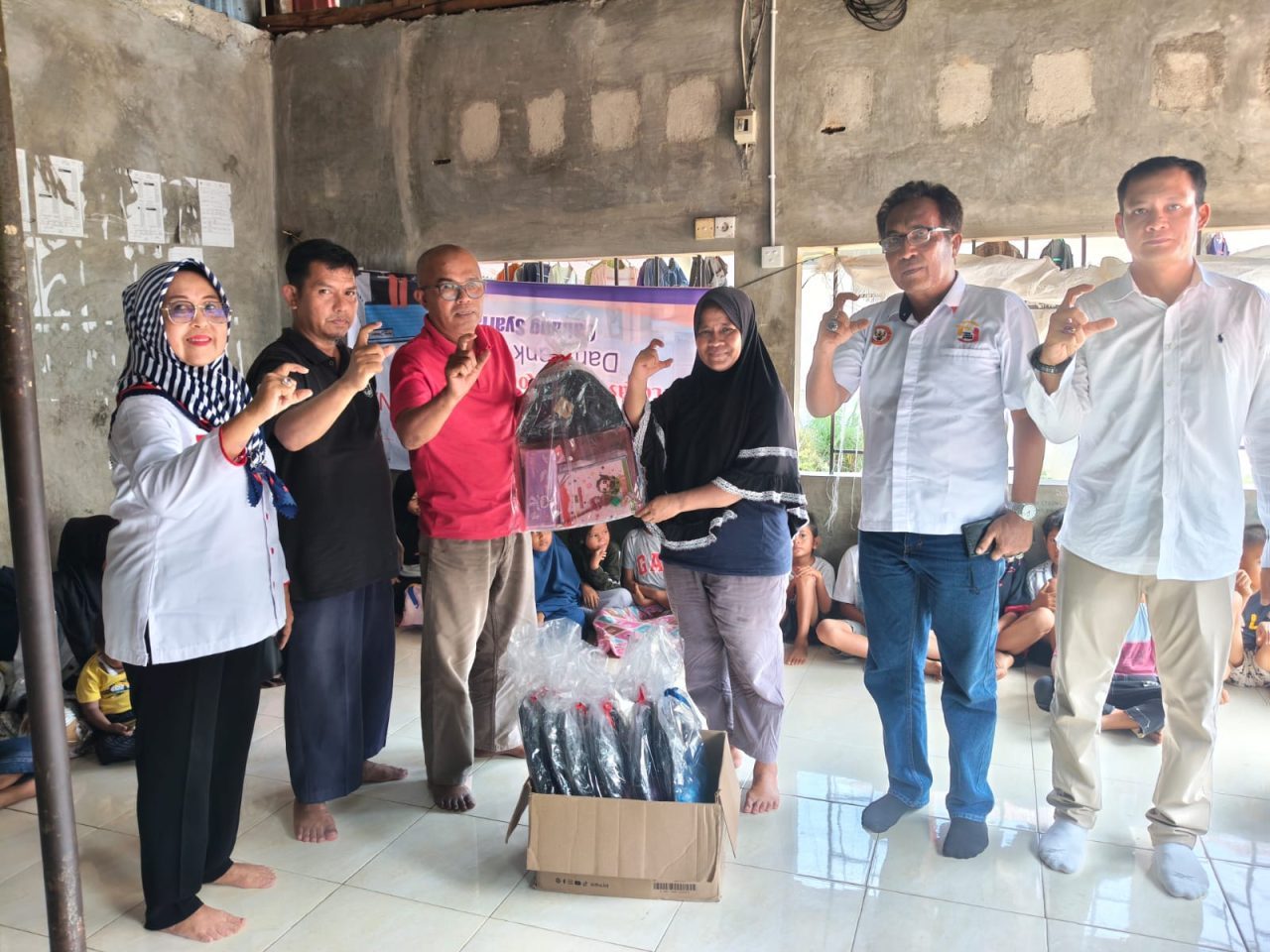 pastikan-pendidikan-pulih-usai-bencana,-pjkip-padang-salurkan-paket-sekolah-untuk-murid-sd-di-kampung-lapai