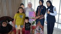 sentuhan-kasih-di-hari-ibu,-kai-divre-ii-sumbar-berbagi-apresiasi-untuk-penumpang-perempuan