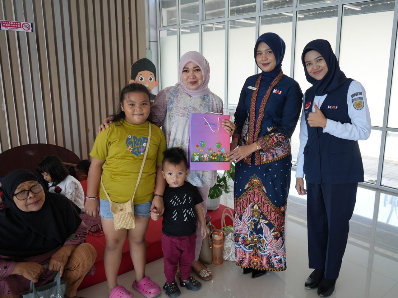 sentuhan-kasih-di-hari-ibu,-kai-divre-ii-sumbar-berbagi-apresiasi-untuk-penumpang-perempuan