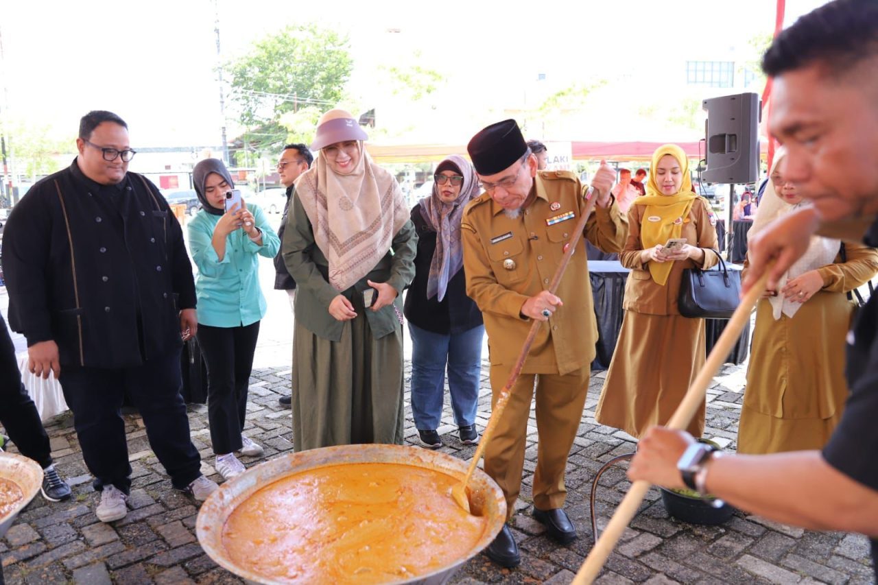 padang-marandang-2025:-pemkot-padang-salurkan-1.500-paket-rendang-bagi-warga-terdampak-musibah