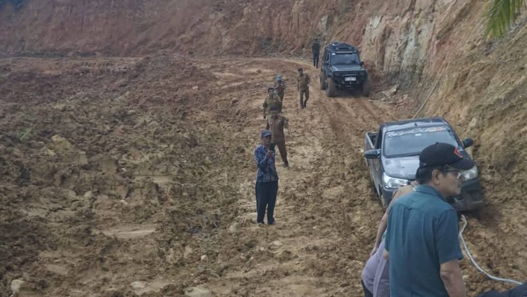 bupati-pasbar-salurkan-bantuan,-akses-jalan-yang-sempat-lumpuh-kembali-dibuka bupati-pasbar-salurkan-bantuan,-akses-jalan-yang-sempat-lumpuh-kembali-dibuka