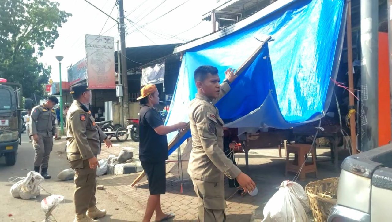 lanjuti-laporan-masyarakat,-satpol-pp-padang-tertibkan-pkl-di-kawasan-alang-laweh