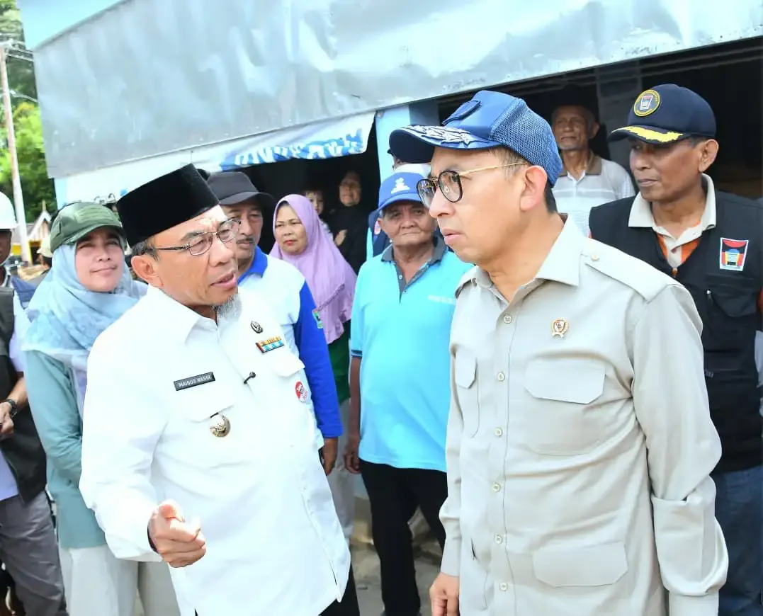 kemenbud-serahkan-bantuan-bagi-korban-bencana-di-padang kemenbud-serahkan-bantuan-bagi-korban-bencana-di-padang