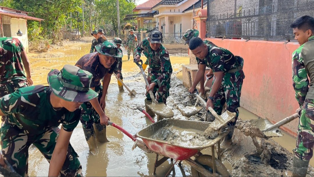 bersama-warga,-personel-yonif-133/ys-bahu-membahu-pulihkan-tabing-banda-gadang-pasca-banjir bersama-warga,-personel-yonif-133/ys-bahu-membahu-pulihkan-tabing-banda-gadang-pasca-banjir