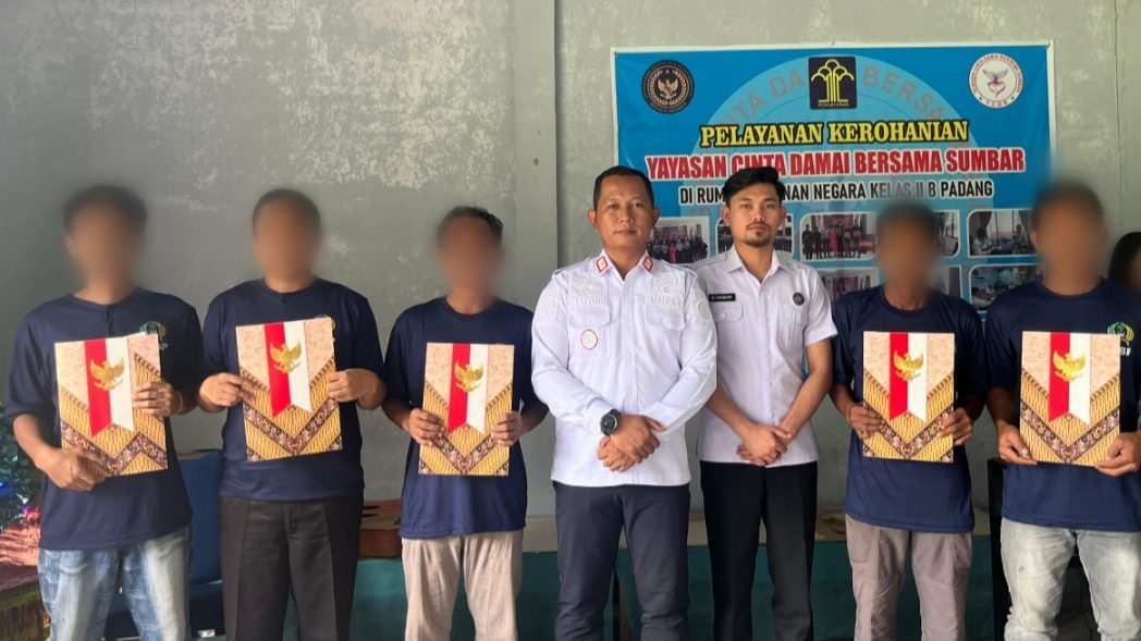 kado-natal-di-balik-jeruji:-10-warga-binaan-rutan-padang-terima-remisi-khusus