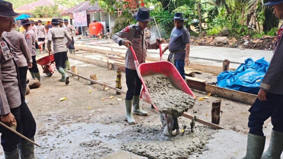 percepat-pemulihan-pascabencana,-satbrimob-polda-sumbar-kebut-pembangunan-huntara-di-tiga-wilayah