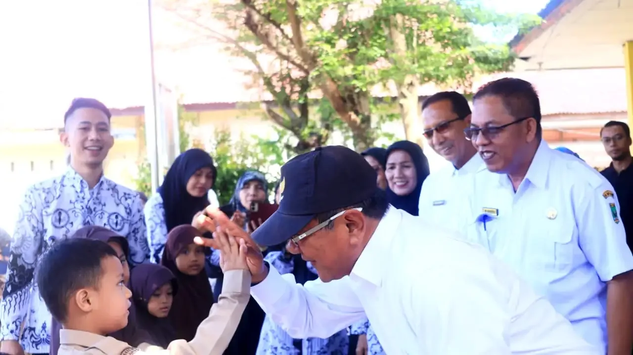 ringankan-beban-orang-tua,-pemkab-padang-pariaman-bagikan-6.859-seragam-gratis ringankan-beban-orang-tua,-pemkab-padang-pariaman-bagikan-6.859-seragam-gratis