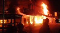 si-jago-merah-mengamuk-di-simpang-pasar-bandar-buat,-satu-rumah-dan-tiga-toko-ludes-terbakar
