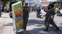 satpol-pp-padang-tertibkan-papan-iklan-pedagang-yang-“makan-jalan”-sutan-syahrir
