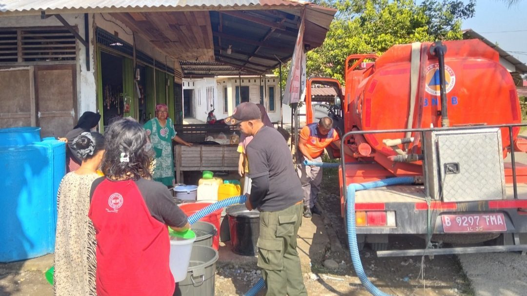 tim-gabungan-terus-upayakan-suplai-air-bersih-bagi-warga-terdampak-kekeringan-di-padang