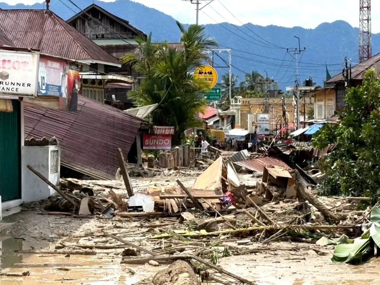 material-longsor-tutup-total-akses-jalan-lubuk-basung–maninjau