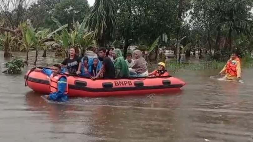 terjebak-banjir,-8-warga-di-kawasan-dadok-tunggul-hitam-kembali-dievakuasi