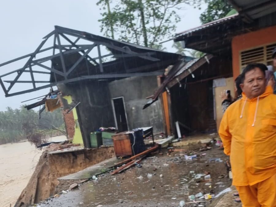 satu-rumah-ambruk-diterjang-batang-kuranji,-camat-nanggalo:-segera-mengungsi!