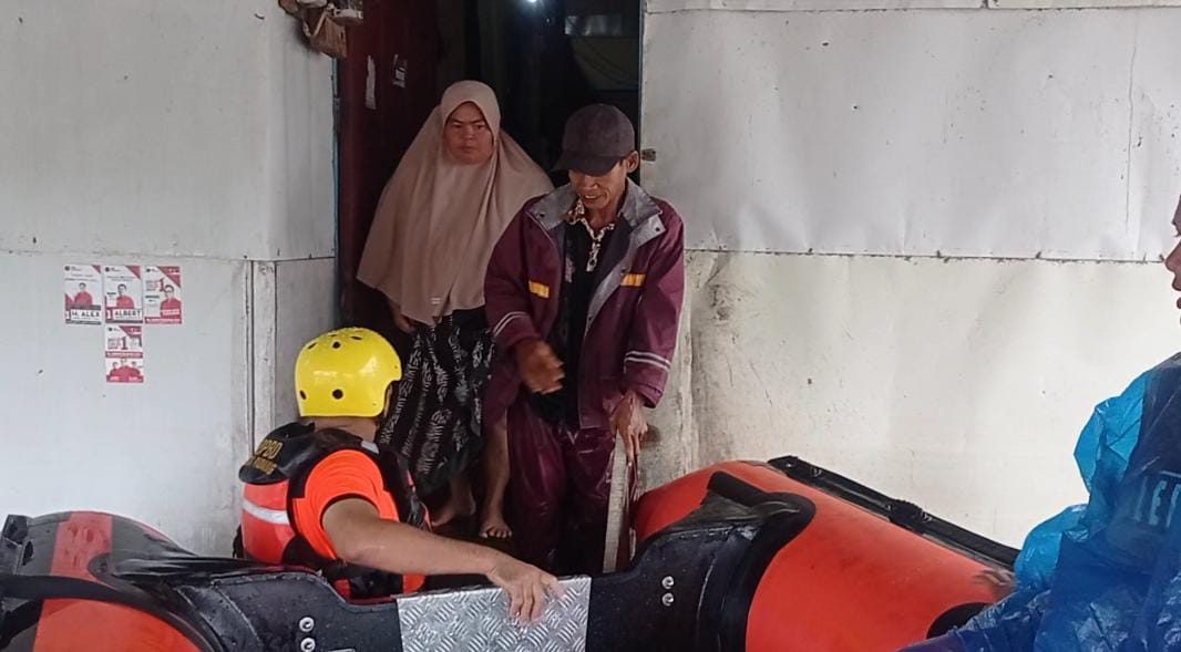 bpbd-padang-evakuasi-warga-terjebak-banjir-dadok-tunggul-hitam bpbd-padang-evakuasi-warga-terjebak-banjir-dadok-tunggul-hitam