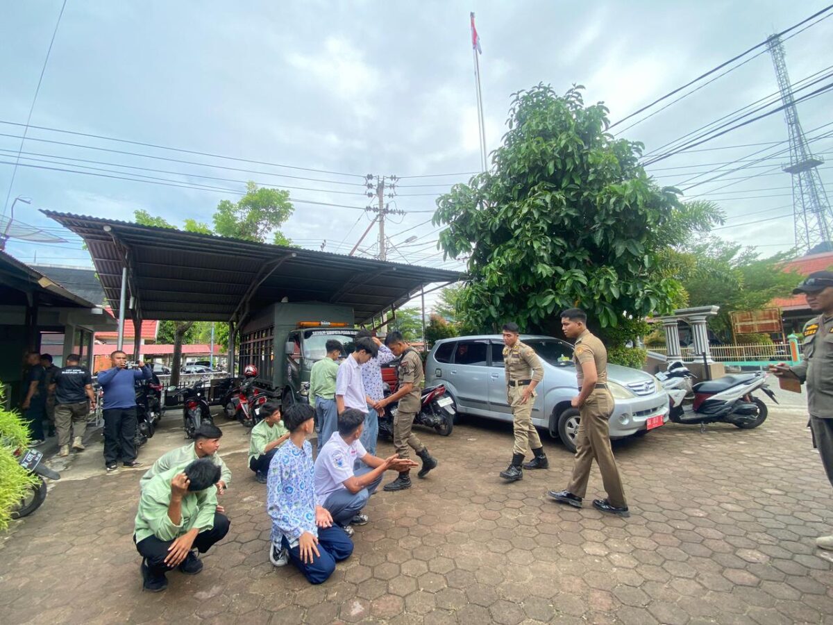 satpol-pp-tertibkan-pelajar-bolos-di-pessel
