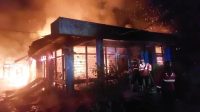 si-jago-merah-mengamuk-di-padang,-dua-unit-rumah-hangus-terbakar