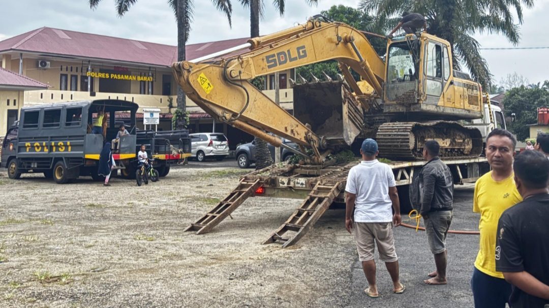 penertiban-peti-di-pasaman-barat,-polisi-amankan-satu-excavator-dan-8-pelaku