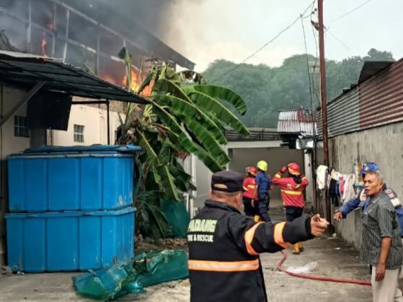 api-lalap-gudang-ikan-padang,-kerugian-ratusan-juta-rupiah