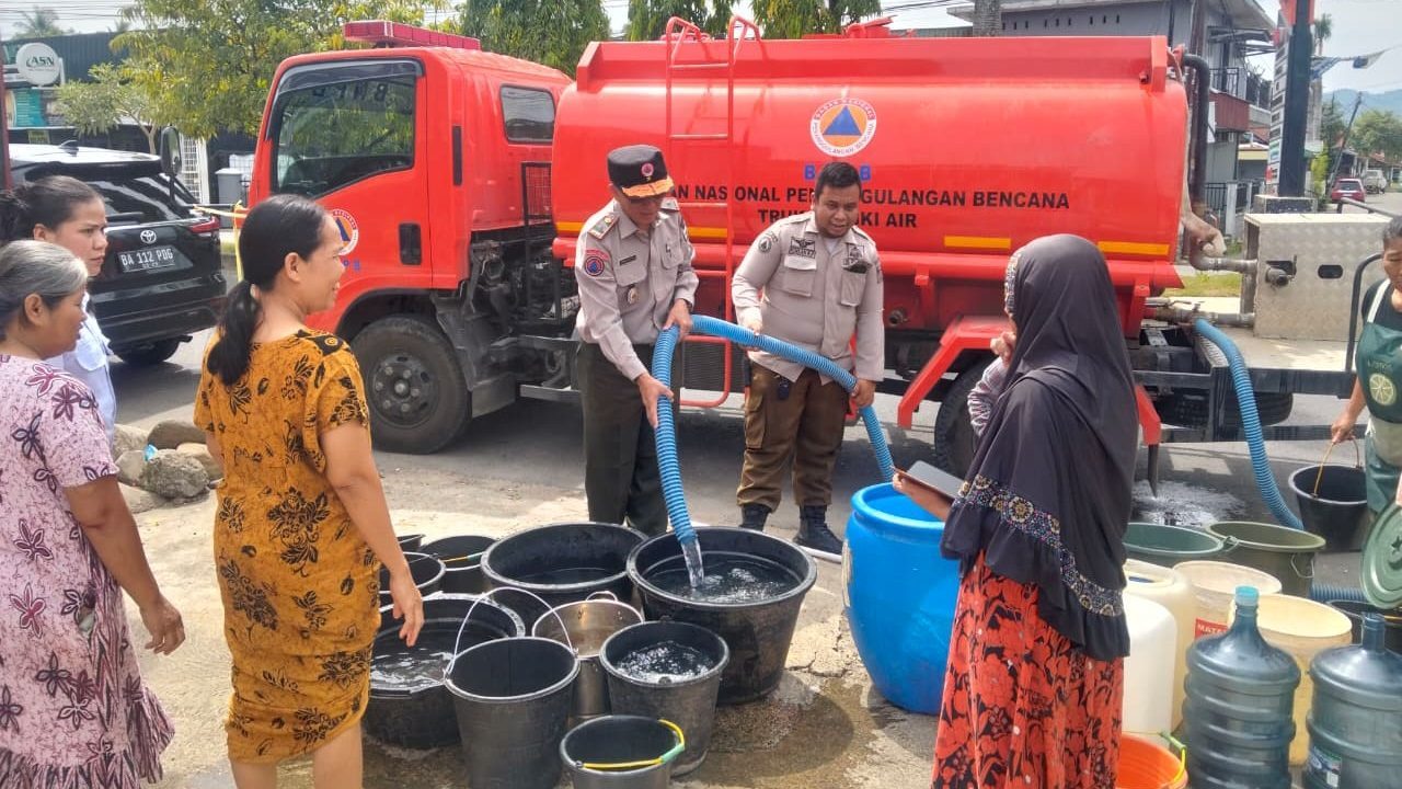 krisis-air-bersih-pascabanjir-di-padang,-bpbd-gelontorkan-1-juta-liter-air-ke-pemukiman-warga