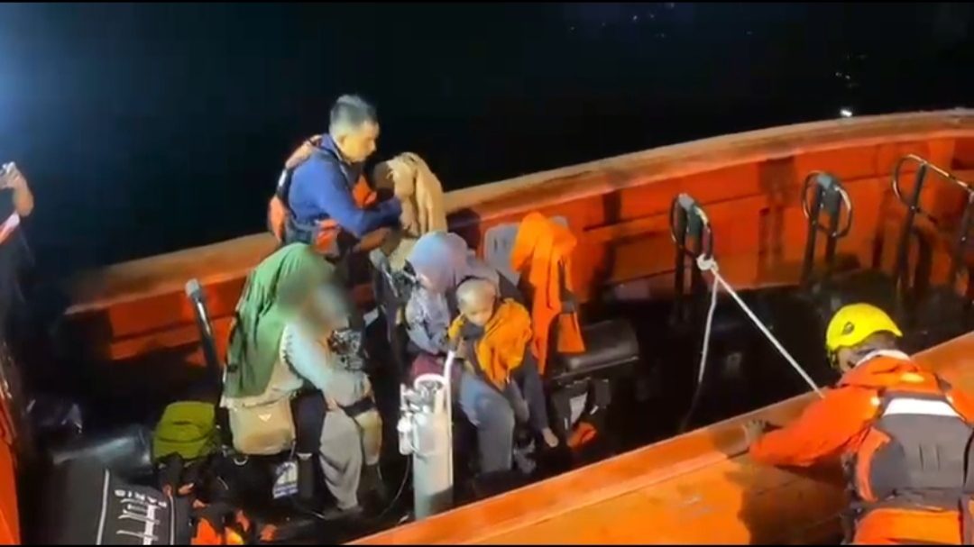 dramatis!-tim-sar-gabungan-evakuasi-balita-sesak-napas-di-tengah-laut-mentawai