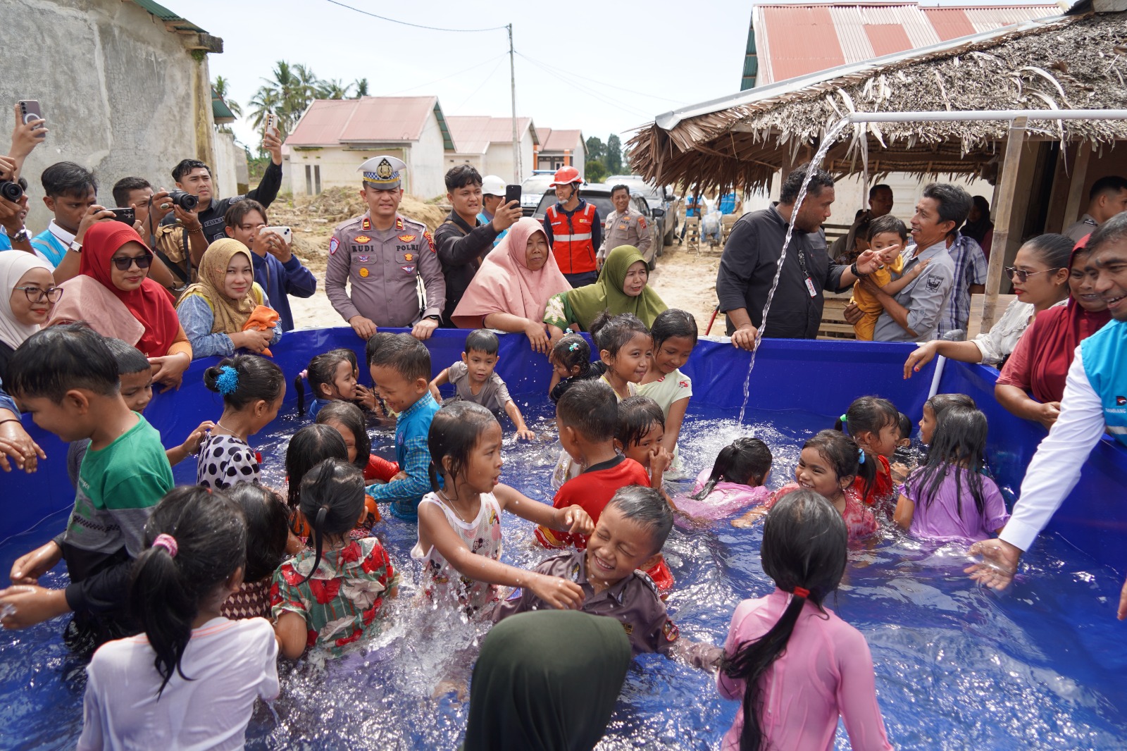 sinergi-pln-polda-sumbar-wujudkan-akses-air-bersih-berkelanjutan-di-padang-pariaman sinergi-pln-polda-sumbar-wujudkan-akses-air-bersih-berkelanjutan-di-padang-pariaman