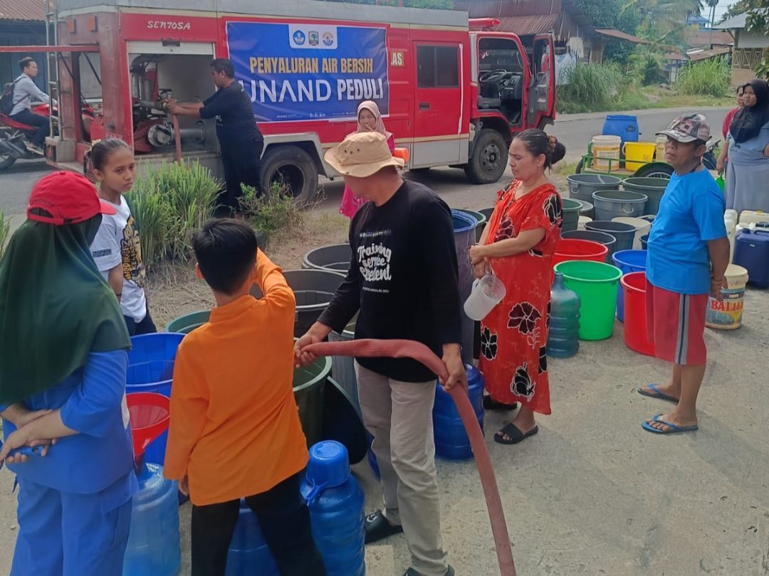 unand-peduli-salurkan-air-bersih-bagi-warga-terdampak-banjir-bandang-di-kota-padang