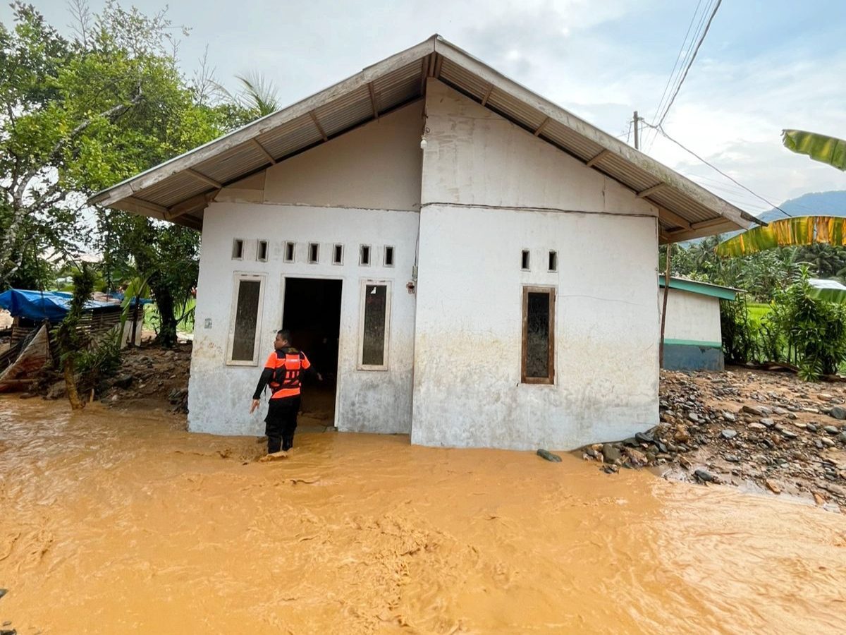 hujan-lebat-di-hulu,-tiga-rumah-di-kuranji-padang-jebol-diterjang-luapan-sungai