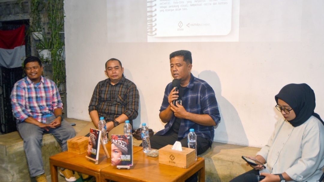berisi-33-karya-tulis,-pewarta-foto-antara-launching-buku-orang-orang-bermata-biru-di-minangkabau
