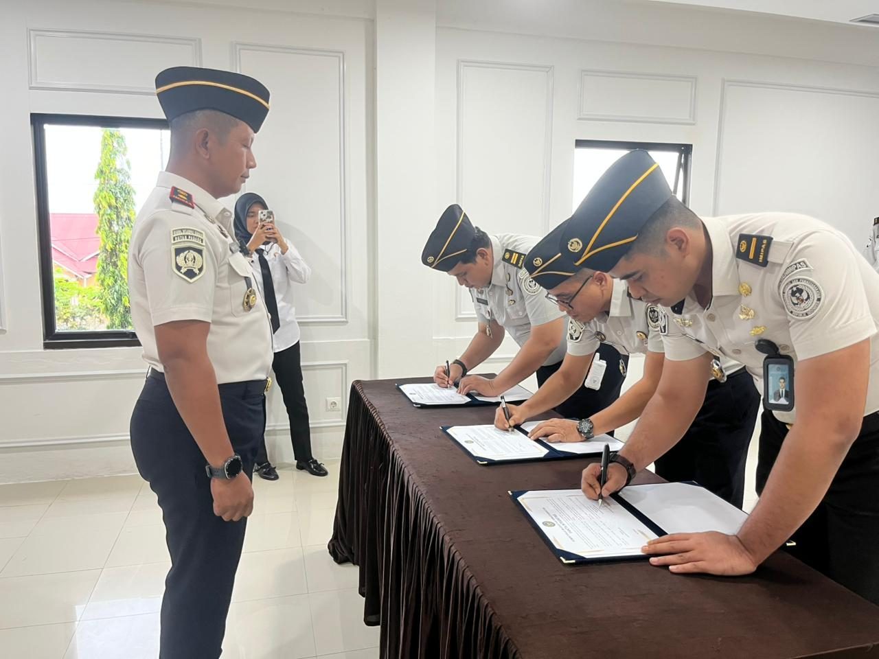 rutan-padang-teken-pakta-integritas-dan-komitmen-bersama-pembangunan-zona-integritas rutan-padang-teken-pakta-integritas-dan-komitmen-bersama-pembangunan-zona-integritas