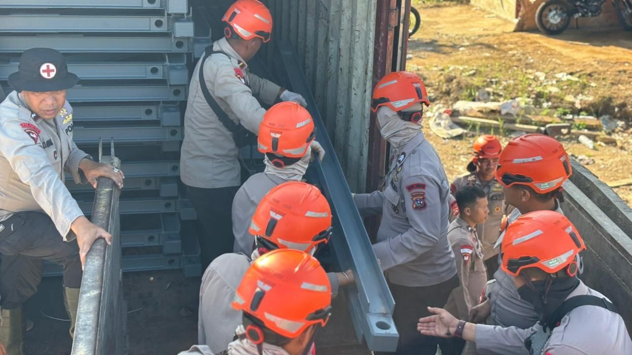 polda-sumbar-terima-bantuan-dua-unit-jembatan-bailey-dari-kapolri,-pulihkan-akses-masyarakat-di-agam