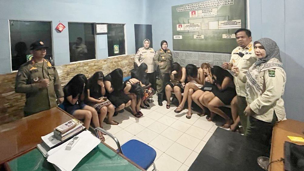 gelar-operasi-senyap,-satpol-pp-padang-pariaman-amankan-10-lc-dan-segel-kafe-karaoke-di-batang-anai