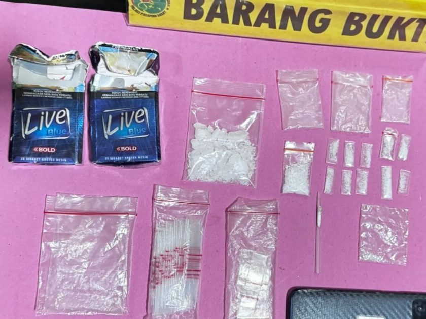 polres-pasaman-barat-ringkus-pengedar-sabu-di-jorong-tongar,-belasan-paket-siap-edar-disita polres-pasaman-barat-ringkus-pengedar-sabu-di-jorong-tongar,-belasan-paket-siap-edar-disita
